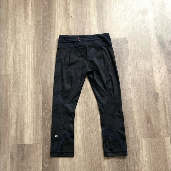 Lululemon camo capri leggings - Picture 3 of 3